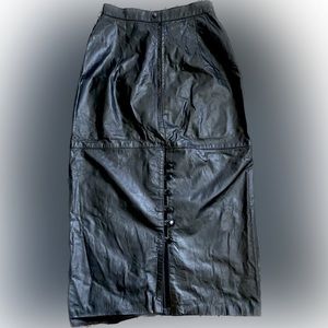 Vintage Black 100% Leather Cuir Classique IOU Por Femme skirt.